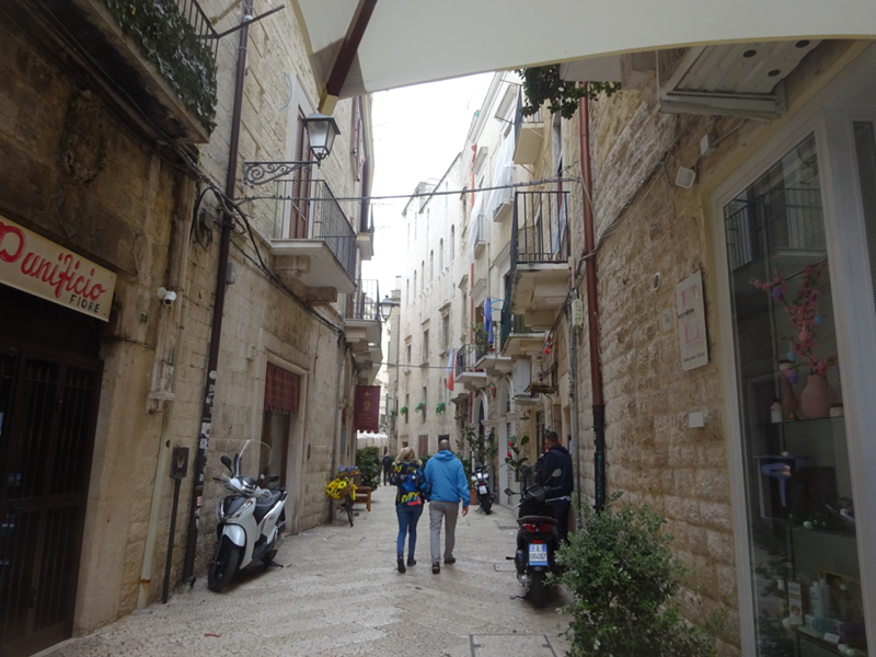 2023-04-03 15-38-09_Bari